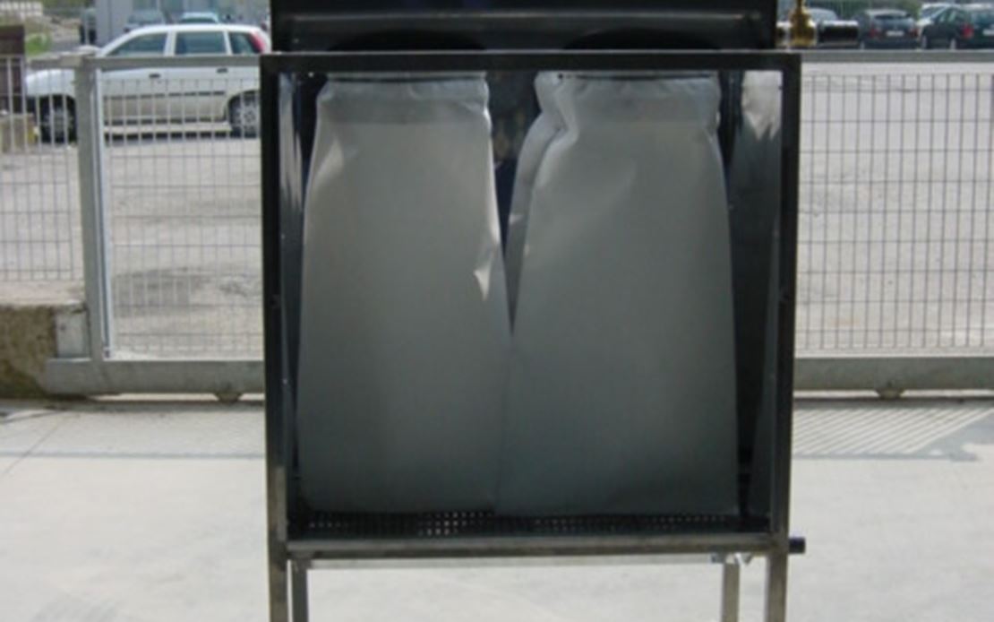 Mud separator for water painting booths