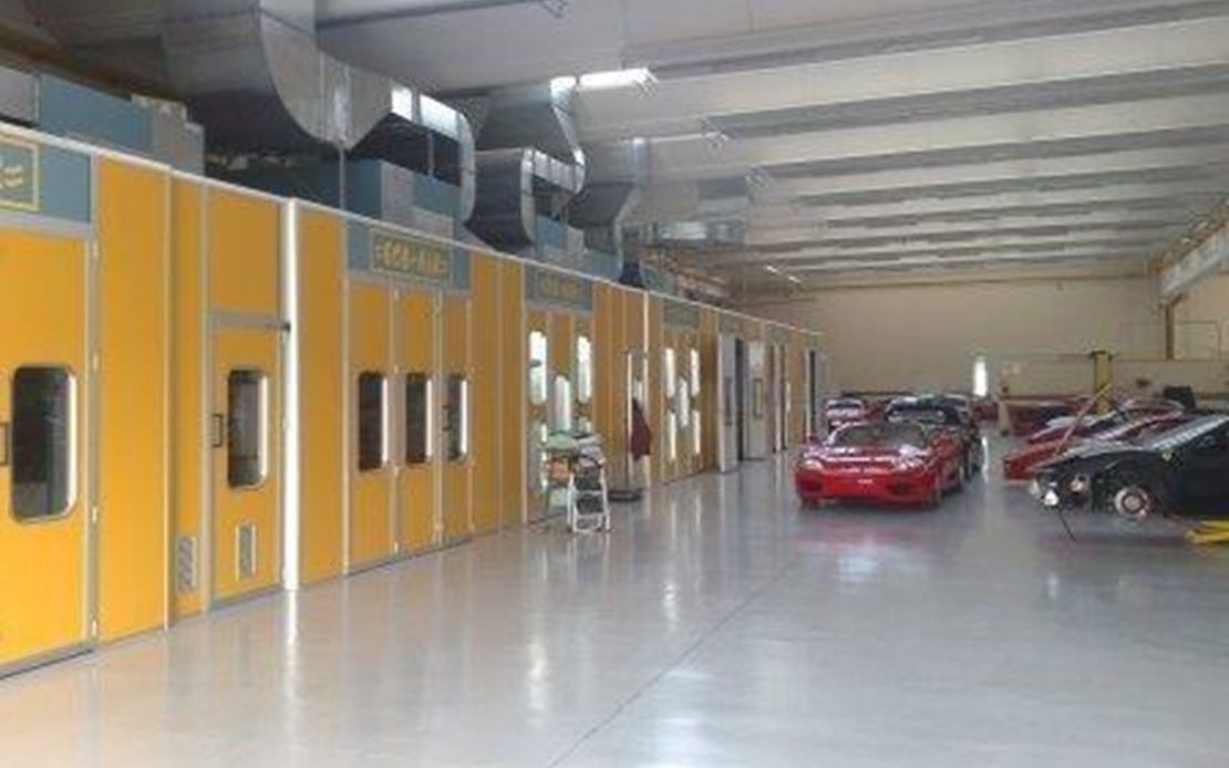 Vertical spray booth for car body shop