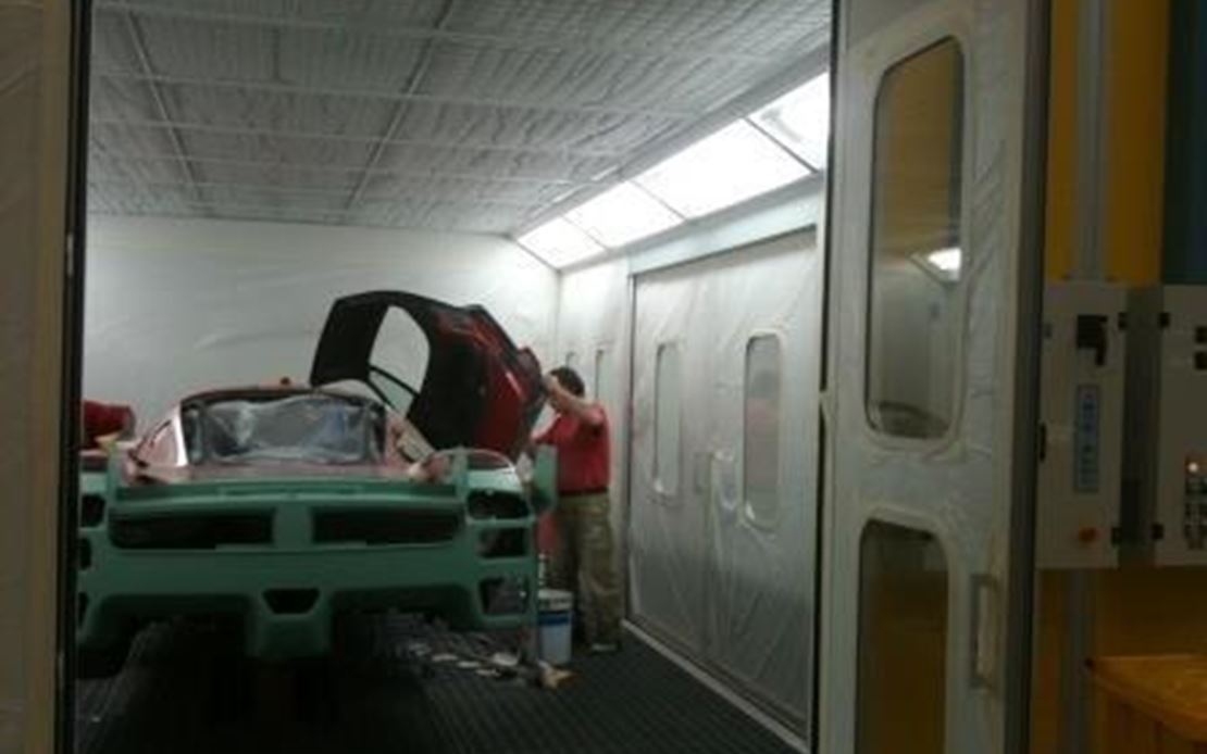 Vertical spray booth for car body shop