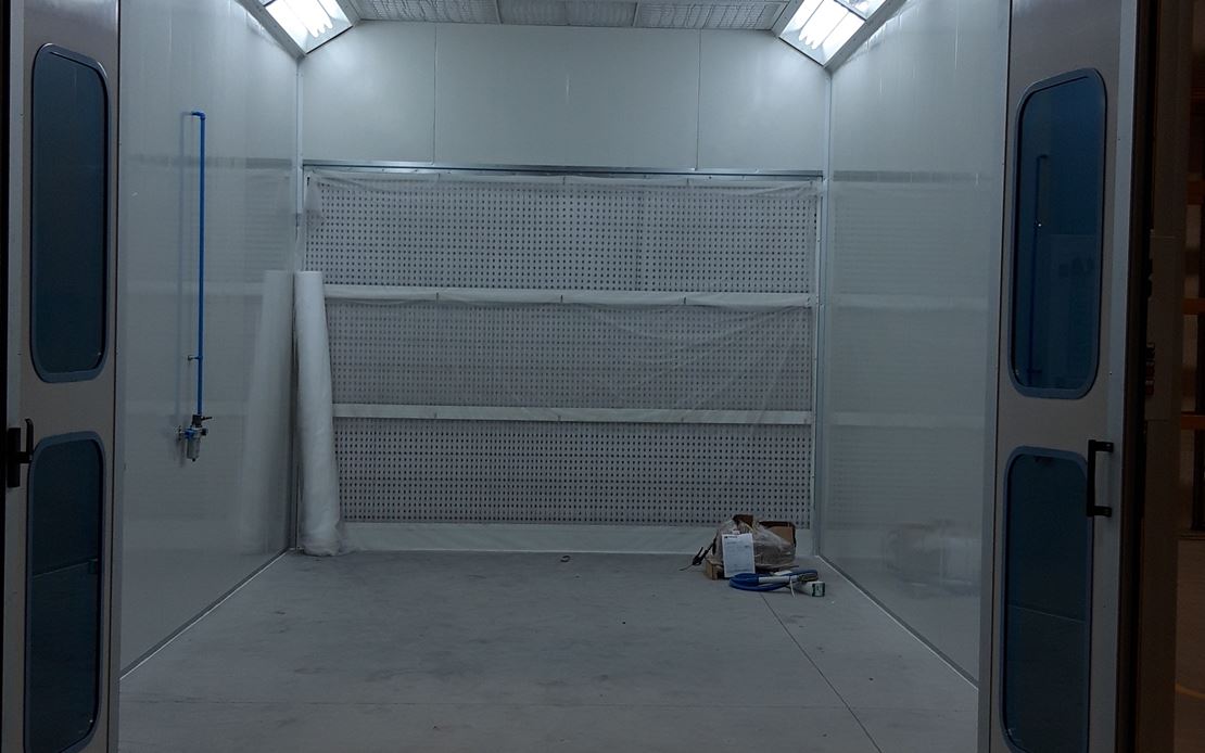 Semivertical spray booth for car body shop