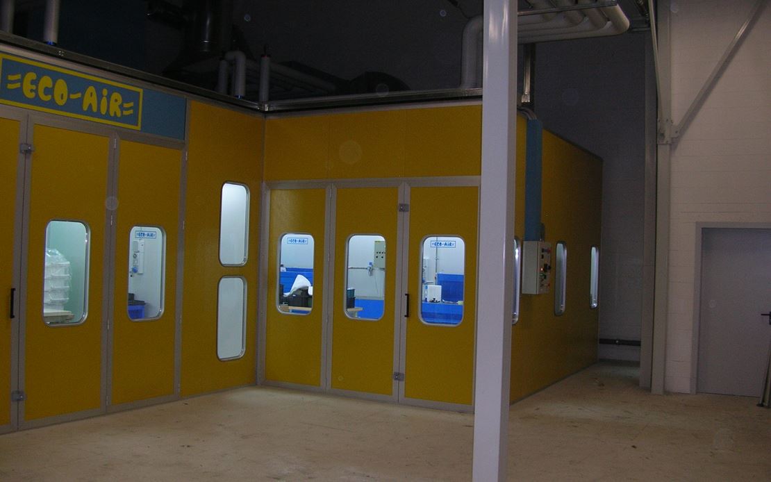 Semivertical spray booth for car body shop