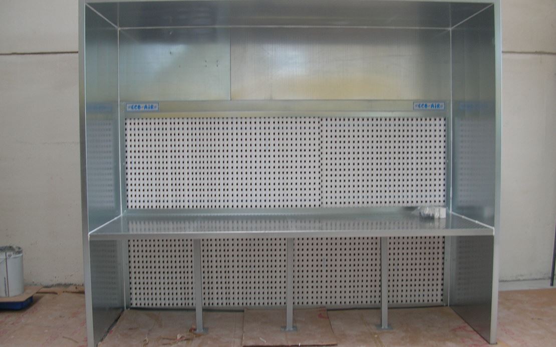 Automatic and manual panting booths for liquid paints 