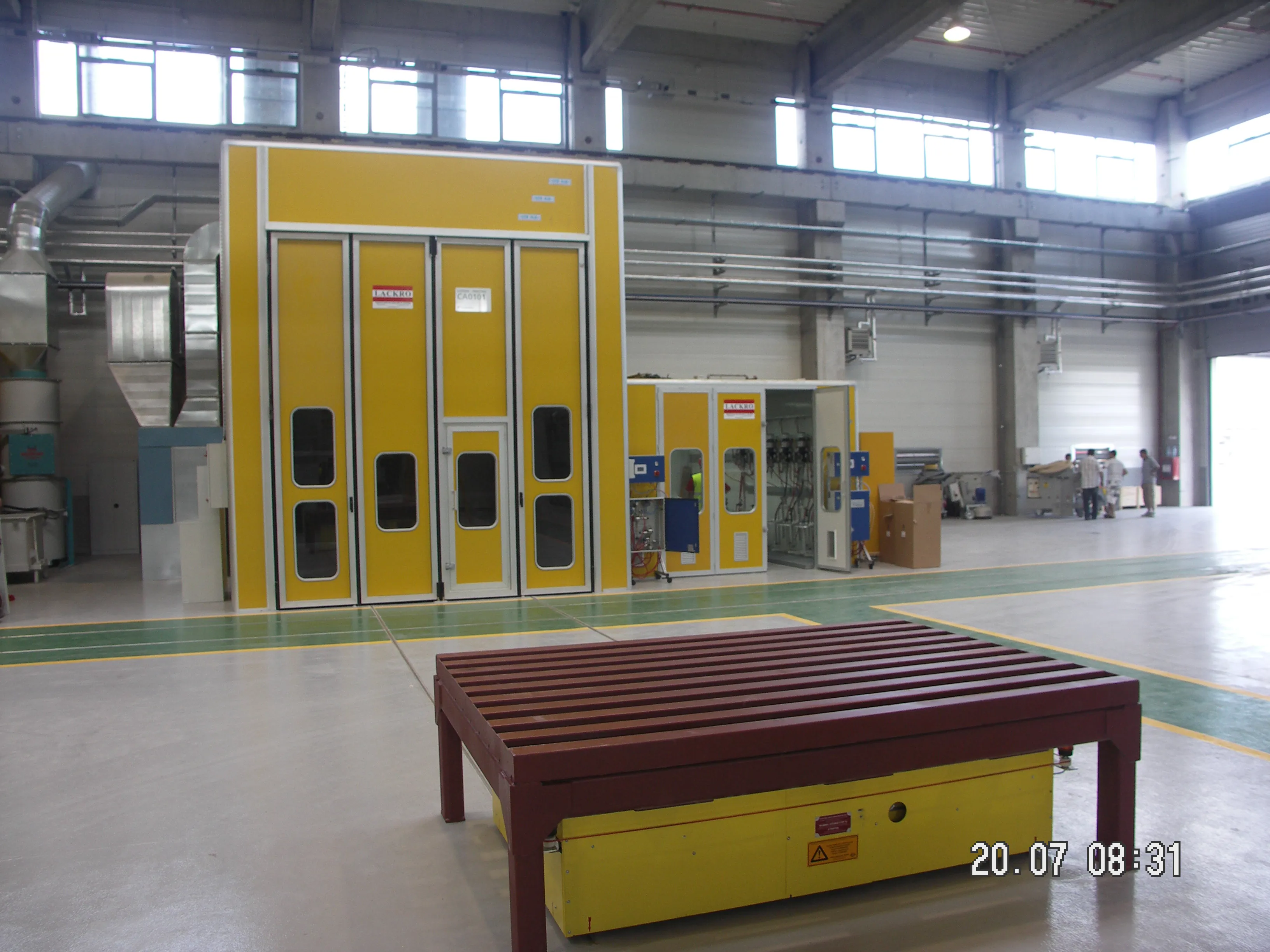 Vertical or semi-vertical industrial coating booths for trains, aircraft, buses, cars and industrial