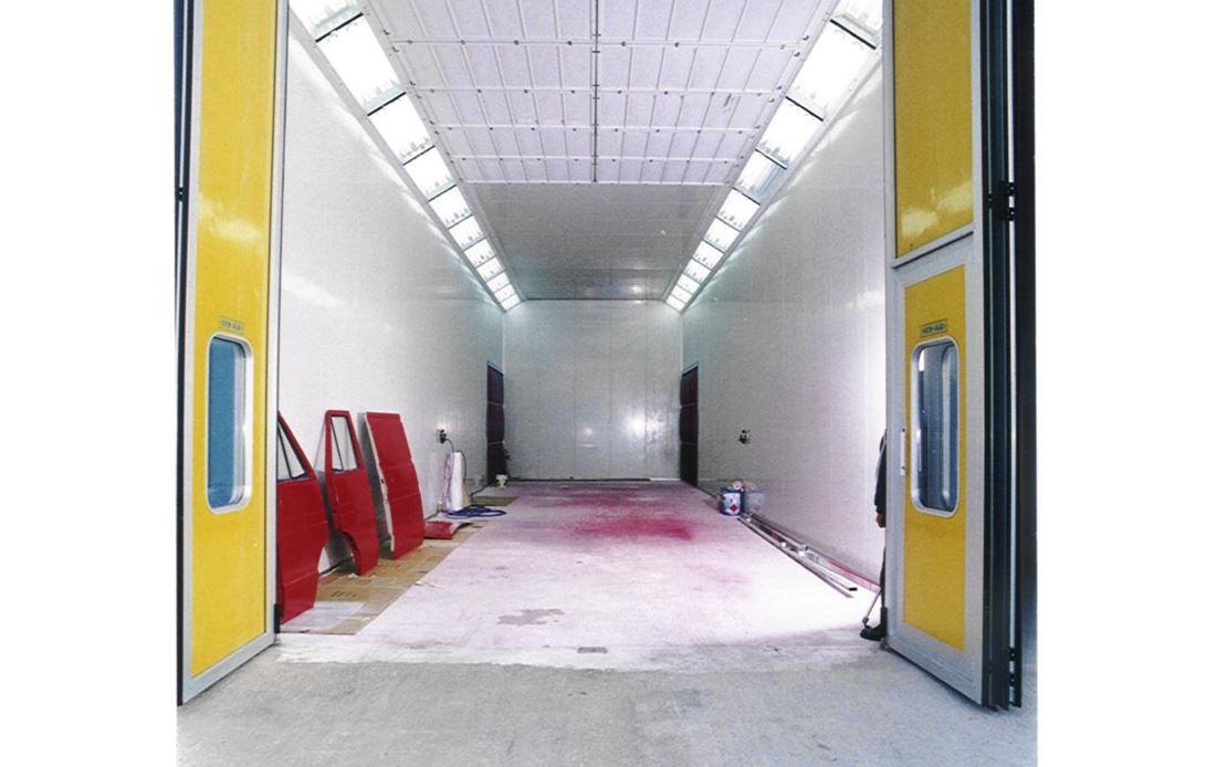Industrial semivertical spray booths