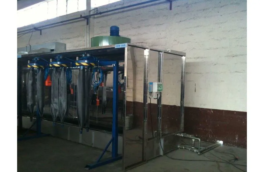 Dry filter automatic or manual spray booths for solvent- or water-based paints