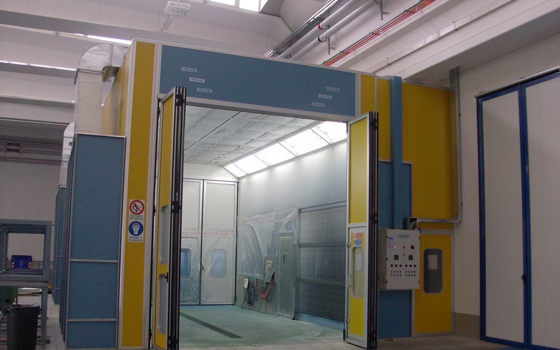 Industrial semivertical spray booths